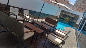 塔克纳RESIDENCIAL CARMANI的空餐厅,配有桌椅和雨伞
