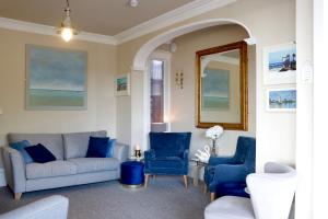 伊斯特布恩新英格兰酒店的客厅配有蓝色椅子和沙发