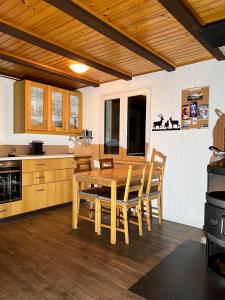 Saint-Imier乐乔利度假屋的厨房配有木桌和椅子