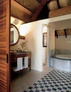 维拉港瓦努阿图假日酒店度假村的带浴缸、水槽和镜子的浴室