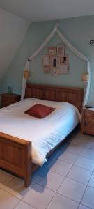 Liessies修道院住宿加早餐旅馆的一间卧室配有一张大床和木制床头板