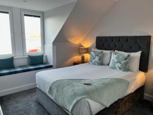 奥本Killorn Guest House的一间卧室配有一张床、一张沙发和窗户。