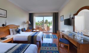 考拉亚湾Bliss Nada Beach Resort的酒店客房配有两张床和一张书桌