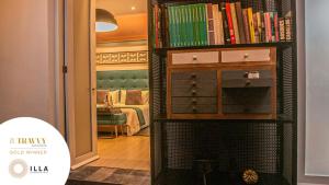 基多伊拉体验酒店的书架上书架的房间