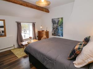 格洛索普Carr House Farm的一间卧室配有一张床、一张书桌和一个窗户。