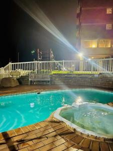斯科特堡Beach View的大楼内的一个夜间游泳池,灯光照亮