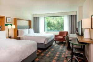 纽波特纽斯Holiday Inn Newport News - Hampton, an IHG Hotel的酒店客房配有两张床和一张书桌
