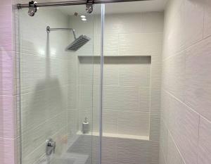 波哥大Apartaestudio súper ubicado的浴室里设有玻璃门淋浴