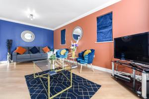 霍利The Woodlands, shortstay, ideal for families, relocation, contractors, travel stay的客厅拥有橙色和蓝色的墙壁