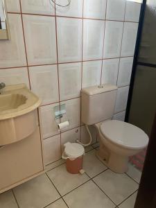 莫日-达斯克鲁济斯Chácara Vista para Represa的一间带卫生间和水槽的小浴室