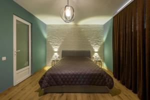 切尔诺夫策Студія Terrasa的一间卧室设有一张床和砖墙