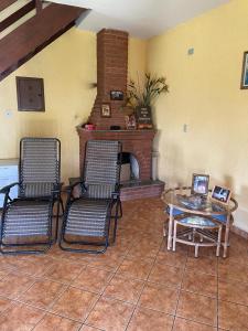 莫日-达斯克鲁济斯Chácara Vista para Represa的客厅配有桌椅和壁炉