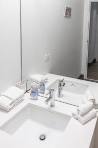 芝加哥ENVITAE 3BR Luxury Corner Loft with Navy Pier Views的白色的浴室设有水槽和镜子