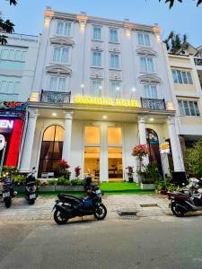 胡志明市Diamond Boutique Hotel 36的停在酒店前面的一组摩托车