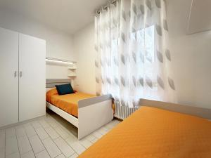 马里纳迪马萨"La Casetta dei Ronchi" 300 mt dal mare - posto auto gratuito的一间小卧室,配有床和窗户