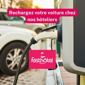 Sébazac-Concourès埃尔多拉多快捷酒店的充电电缆插入加油站