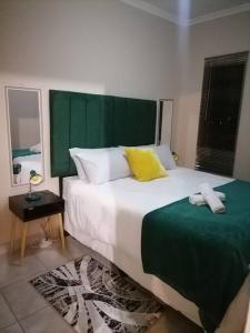 彼得马里茨堡Peaceful Home with Sbo的一间卧室配有一张大床和绿色床头板