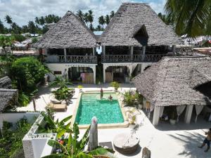 江比阿Olamanga Beach Villa的享有带游泳池的度假村的空中景致