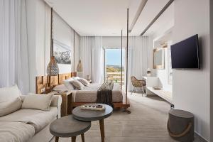 阿达玛斯Nirome Luxury Suites的客厅配有沙发和桌子