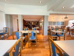 圣卡洛斯-德巴里洛切纳韦尔瓦皮酒店的一间配备有桌子和蓝色椅子的用餐室