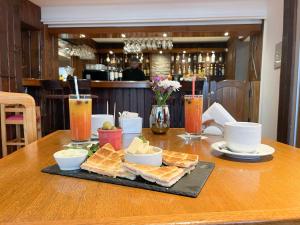 圣卡洛斯-德巴里洛切纳韦尔瓦皮酒店的一张桌子,上面放着面包和饮料