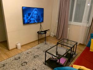 维尔纽斯Cosy apartment near downtown and airport的客厅设有壁挂式平面电视。