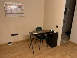 维尔纽斯Cosy apartment near downtown and airport的一张桌子和一把椅子