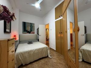 瓦伦西亚Ruzzafa Codrut的一间卧室配有两张床和镜子