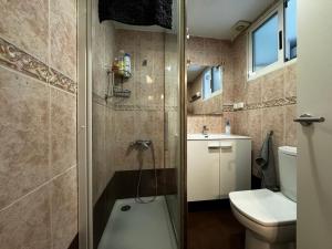 瓦伦西亚Ruzzafa Codrut的带淋浴、卫生间和盥洗盆的浴室