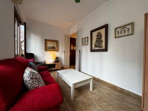 瓦伦西亚Ruzzafa Codrut的客厅配有红色的沙发和桌子