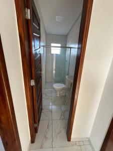 奥林达Casa união的一间带卫生间和步入式淋浴间的浴室