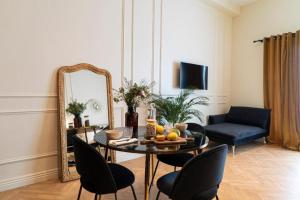 里昂Suite Amalfi的客厅配有桌子和镜子