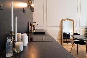 里昂Suite Amalfi的厨房配有带水槽和镜子的台面
