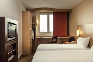 勒普赞卢耶勒普泽宜必思酒店的酒店客房设有两张床和电视。