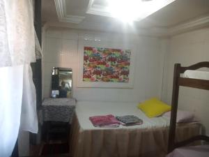 萨尔瓦多Casa Da Lucia的一间设有一张壁画床的房间