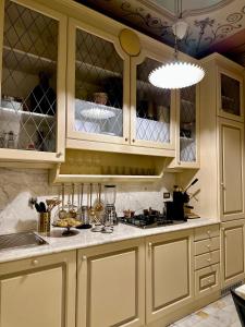 摩德纳Domus Tua的厨房配有白色橱柜和白色台面
