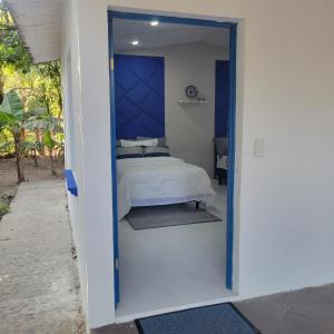 拉利伯塔德RANCHO SARIMAR的一间卧室配有一张蓝色床头板的床