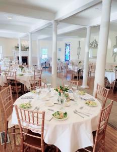 Bay Head格林维尔宾馆及餐厅的宴会厅配有白色的桌椅