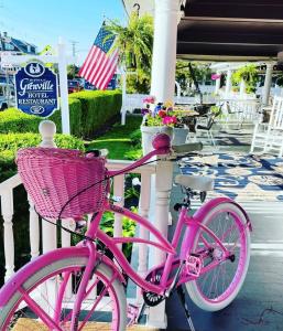 Bay Head格林维尔宾馆及餐厅的停在围栏旁的粉红色自行车