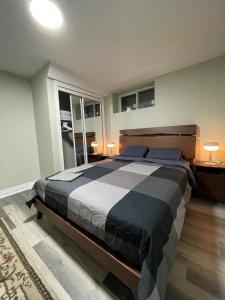 索罗尔德Niagara Falls BNB 15 mins away from Falls的一间卧室配有一张大床和两盏灯。