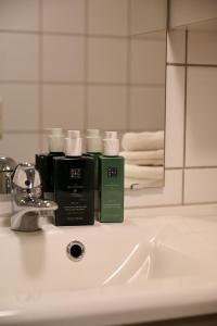 特隆赫姆Hotel feeling in the center of Trondheim的浴室水槽内备有两瓶肥皂