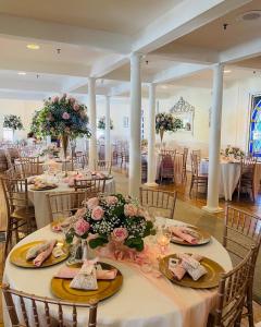 Bay Head格林维尔宾馆及餐厅的宴会厅,配有带鲜花的桌子