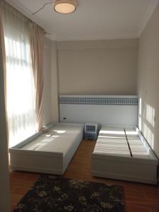 亚的斯亚贝巴G&19 Apartment的一间卧室设有两张床和窗户。