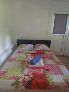 勒迪亚芒Villa Kikine的一张带毯子和毛巾的床