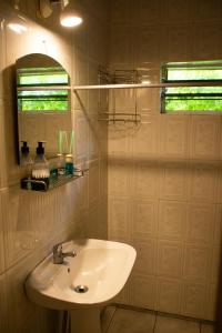 Rincón de los OliverasCasa de Campo en Oceanía的一间带白色水槽和窗户的浴室