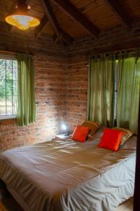 Rincón de los OliverasCasa de Campo en Oceanía的一间卧室配有一张带绿色窗帘的大床