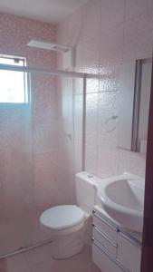 圣加布里埃尔Vanessa pousada familiar的白色的浴室设有卫生间和水槽。