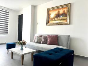 巴耶杜帕尔Apartamento Comodo, Cerca al Rio Guatapuri的客厅配有沙发和桌子