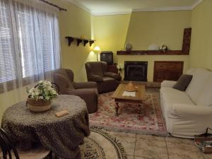 卡加尔Almahen的客厅配有沙发和桌子