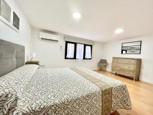 比利亚霍约萨Duplex zona centro的一间卧室配有一张大床和一个梳妆台